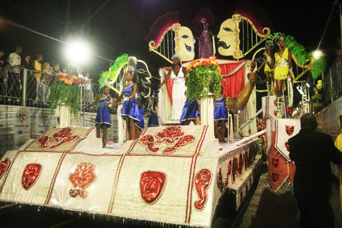Portal de Not�cias PJF | Carnaval 2012 - Agremia��es do grupo A disputam o t�tulo de campe� nesta segunda | FUNALFA - 17/2/2012